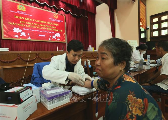 Thu mẫu ADN. Ảnh: Duy Khương - TTXVN