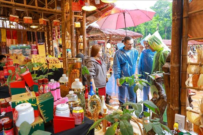 Khu trưng bày tinh hoa làng nghề truyền thống tại trong khuôn khổ Festival Thăng Long - Hà Nội 2025 thu hút sự quan tâm của người dân và du khách. Ảnh: Khánh Hoà - TTXVN