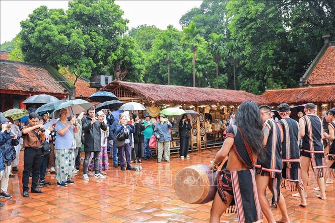  Khu trưng bày tinh hoa làng nghề truyền thống tại Festival Thăng Long - Hà Nội 2025 thu hút sự quan tâm của du khách quốc tế. Ảnh: Khánh Hoà - TTXVN