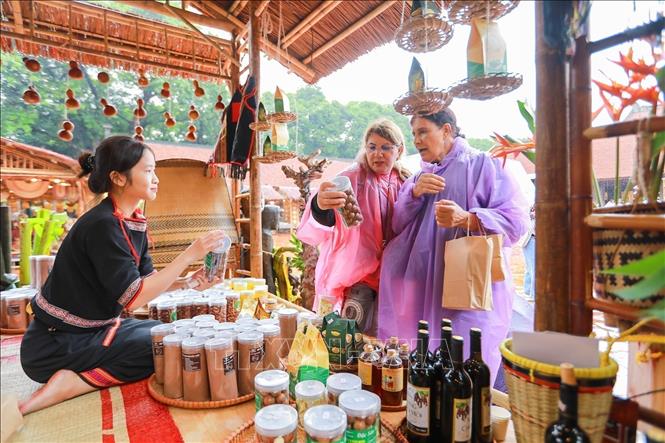  Khu trưng bày tinh hoa làng nghề truyền thống tại Festival Thăng Long - Hà Nội 2025 thu hút sự quan tâm của du khách quốc tế. Ảnh: Khánh Hoà - TTXVN