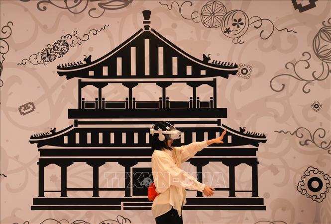 Khách tham quan trải nghiệm thiết bị thực tế ảo tại triển lãm Vườn Càn Long ở Bắc Kinh, Trung Quốc. Ảnh: THX/TTXVN phát