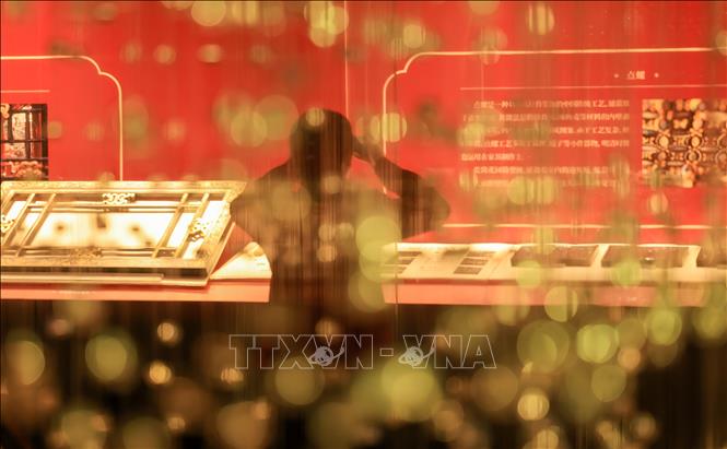 Du khách tham quan triển lãm Vườn Càn Long ở Bắc Kinh, Trung Quốc. Ảnh: THX/TTXVN phát