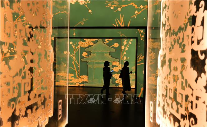 Du khách tham quan triển lãm Vườn Càn Long ở Bắc Kinh, Trung Quốc. Ảnh: THX/TTXVN phát