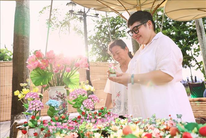 Người dân ngắm nhìn những sản phẩm thủ công trưng bày tại Lễ hội Sen Hà Nội 2026. Ảnh: Tiến Long/TTXVN phát