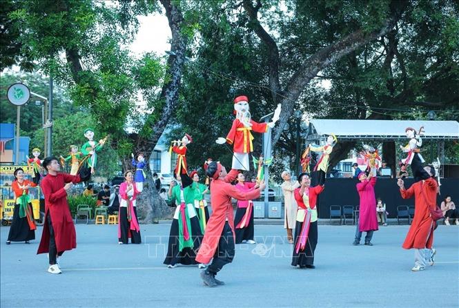  Đội rối cạn Tế Tiêu (Hà Nội) biểu diễn phục vụ khán giả tại phố đi bộ Trần Nhân Tông thu hút khách du lịch. Ảnh: Hoàng Hiếu - TTXVN