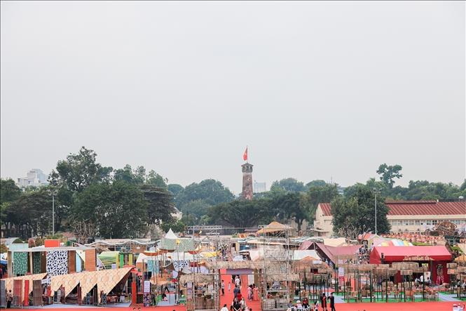 Festival Bảo tồn và Phát triển Làng nghề Quốc tế 2025 tại Trung tâm Di sản Hoàng thành Thăng Long (Hà Nội) thu hút đông đảo người dân và du khách đến thăm quan. Ảnh: Lê Đông - TTXVN