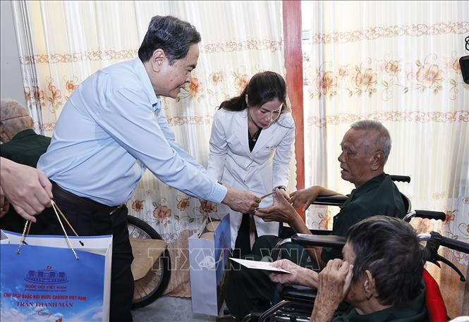 Chủ tịch Quốc hội Trần Thanh Mẫn tặng quà thương binh tại Trung tâm điều dưỡng Thương binh và Người có công Long Đất ở ấp Hải Sơn, xã Long Hải, Thành phố Hồ Chí Minh. Ảnh: Doãn Tấn - TTXVN