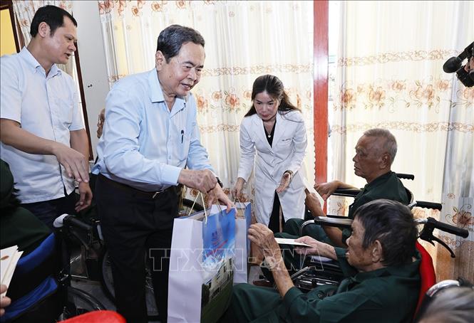 Chủ tịch Quốc hội Trần Thanh Mẫn tặng quà thương binh tại Trung tâm điều dưỡng Thương binh và Người có công Long Đất ở ấp Hải Sơn, xã Long Hải, Thành phố Hồ Chí Minh. Ảnh: Doãn Tấn - TTXVN