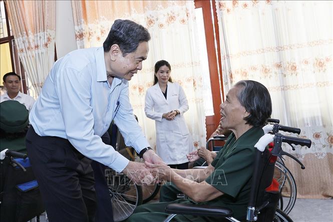 Chủ tịch Quốc hội Trần Thanh Mẫn với thương binh tại Trung tâm điều dưỡng Thương binh và Người có công Long Đất ở ấp Hải Sơn, xã Long Hải, Thành phố Hồ Chí Minh. Ảnh: Doãn Tấn - TTXVN