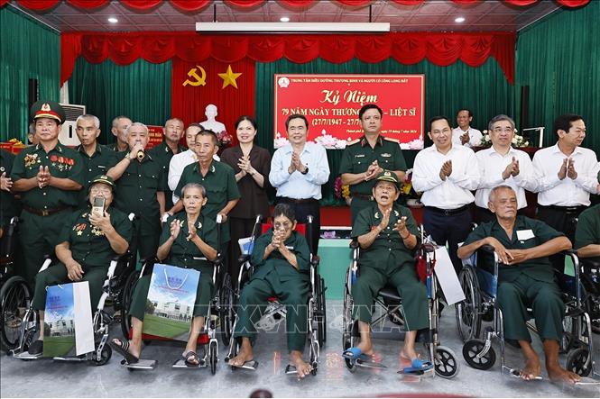 Chủ tịch Quốc hội Trần Thanh Mẫn với đại biểu và thương binh tại Trung tâm điều dưỡng Thương binh và Người có công Long Đất ở ấp Hải Sơn, xã Long Hải, Thành phố Hồ Chí Minh. Ảnh: Doãn Tấn - TTXVN