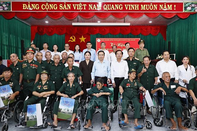Chủ tịch Quốc hội Trần Thanh Mẫn với đại biểu và thương binh tại Trung tâm điều dưỡng Thương binh và Người có công Long Đất ở ấp Hải Sơn, xã Long Hải, Thành phố Hồ Chí Minh. Ảnh: Doãn Tấn - TTXVN