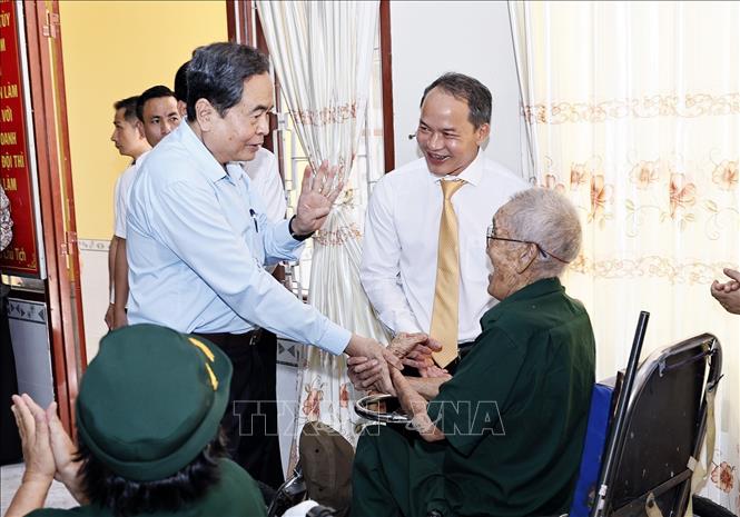 Chủ tịch Quốc hội Trần Thanh Mẫn với thương binh tại Trung tâm điều dưỡng Thương binh và Người có công Long Đất ở ấp Hải Sơn, xã Long Hải, Thành phố Hồ Chí Minh. Ảnh: Doãn Tấn - TTXVN