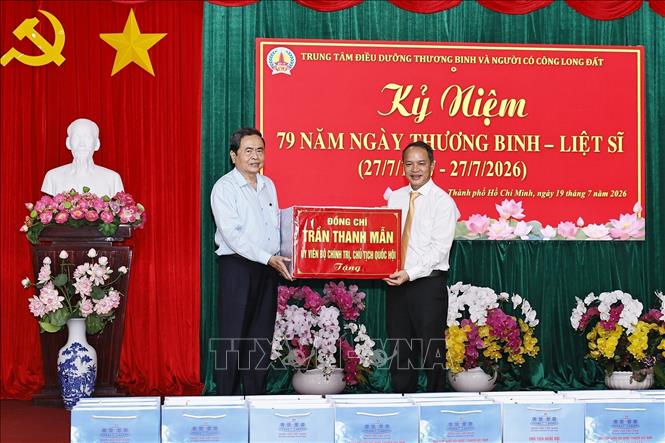 Chủ tịch Quốc hội Trần Thanh Mẫn tặng quà Trung tâm điều dưỡng Thương binh và Người có công Long Đất ở ấp Hải Sơn, xã Long Hải, Thành phố Hồ Chí Minh. Ảnh: Doãn Tấn - TTXVN