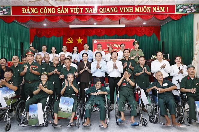 Chủ tịch Quốc hội Trần Thanh Mẫn với đại biểu và thương binh tại Trung tâm điều dưỡng Thương binh và Người có công Long Đất ở ấp Hải Sơn, xã Long Hải, Thành phố Hồ Chí Minh. Ảnh: Doãn Tấn - TTXVN