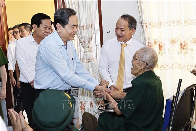 Chủ tịch Quốc hội Trần Thanh Mẫn với thương binh tại Trung tâm điều dưỡng Thương binh và Người có công Long Đất ở ấp Hải Sơn, xã Long Hải, Thành phố Hồ Chí Minh. Ảnh: Doãn Tấn - TTXVN