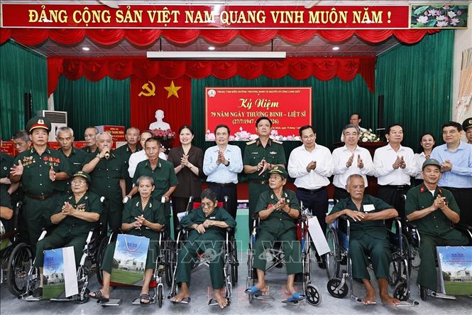 Chủ tịch Quốc hội Trần Thanh Mẫn với đại biểu và thương binh tại Trung tâm điều dưỡng Thương binh và Người có công Long Đất ở ấp Hải Sơn, xã Long Hải, Thành phố Hồ Chí Minh. Ảnh: Doãn Tấn - TTXVN