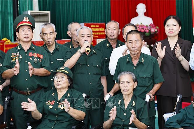 Thương binh tại Trung tâm hát tặng Chủ tịch Quốc hội Trần Thanh Mẫn và Đoàn công tác. Ảnh: Doãn Tấn - TTXVN