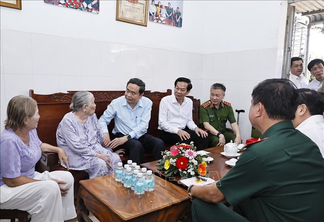 Chủ tịch Quốc hội Trần Thanh Mẫn thăm và tặng quà Mẹ Việt Nam Anh hùng Trần Thị Lưỡng. Ảnh: Doãn Tấn - TTXVN