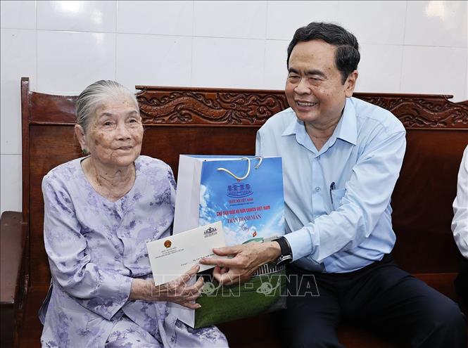 Chủ tịch Quốc hội Trần Thanh Mẫn thăm, tặng quà Mẹ Việt Nam Anh hùng Trần Thị Lưỡng. Ảnh: Doãn Tấn - TTXVN