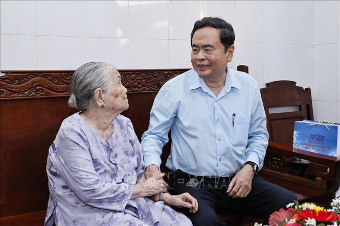 Chủ tịch Quốc hội Trần Thanh Mẫn thăm, tặng quà Mẹ Việt Nam Anh hùng Trần Thị Lưỡng. Ảnh: Doãn Tấn - TTXVN