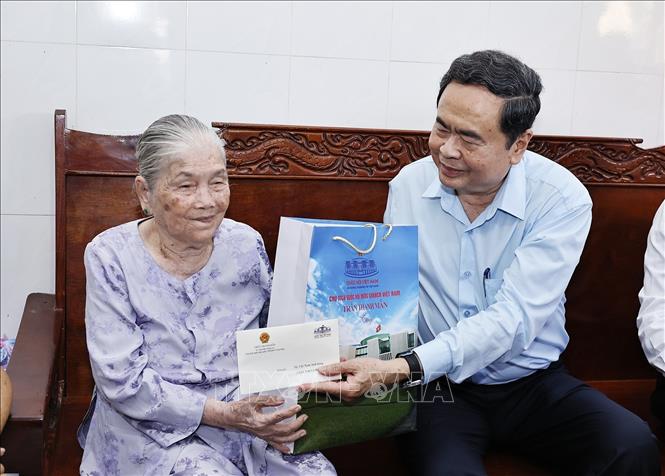 Chủ tịch Quốc hội Trần Thanh Mẫn thăm, tặng quà Mẹ Việt Nam Anh hùng Trần Thị Lưỡng. Ảnh: Doãn Tấn - TTXVN