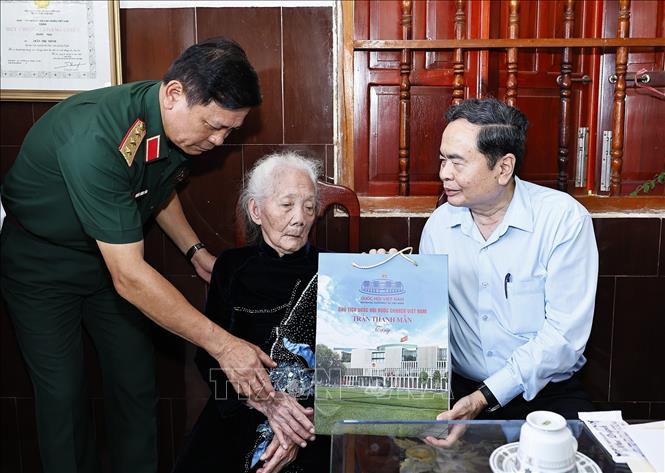 Chủ tịch Quốc hội Trần Thanh Mẫn thăm, tặng quà Mẹ Việt Nam Anh hùng Trần Thị Trinh. Ảnh: Doãn Tấn - TTXVN