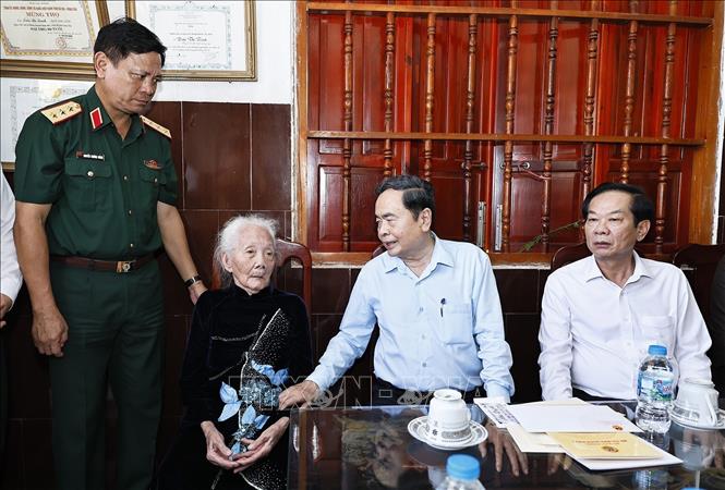 Chủ tịch Quốc hội Trần Thanh Mẫn thăm, tặng quà Mẹ Việt Nam Anh hùng Trần Thị Trinh. Ảnh: Doãn Tấn - TTXVN