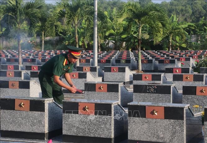 Cán bộ, chiến sĩ Bộ chỉ huy Quân sự tỉnh Cà Mau thắp hương trước khi tiến hành khai quật mộ anh hùng liệt sĩ tại Nghĩa trang liệt sĩ xã Phước Long. Ảnh: Tuấn Kiệt – TTXVN.