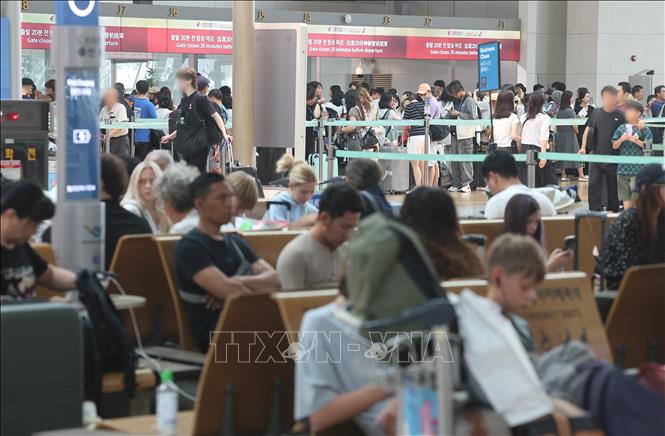 Hành khách tại sân bay quốc tế Incheon, Hàn Quốc. Ảnh: Yonhap/TTXVN phát