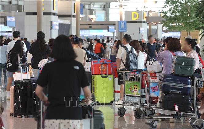 Hành khách tại sân bay quốc tế Incheon, Hàn Quốc. Ảnh: Yonhap/TTXVN phát