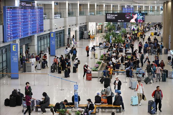Hành khách tại sân bay quốc tế Incheon, Hàn Quốc. Ảnh: Yonhap/TTXVN phát