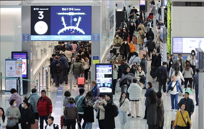 Hành khách tại sân bay quốc tế Incheon, Hàn Quốc. Ảnh: Yonhap/TTXVN phát