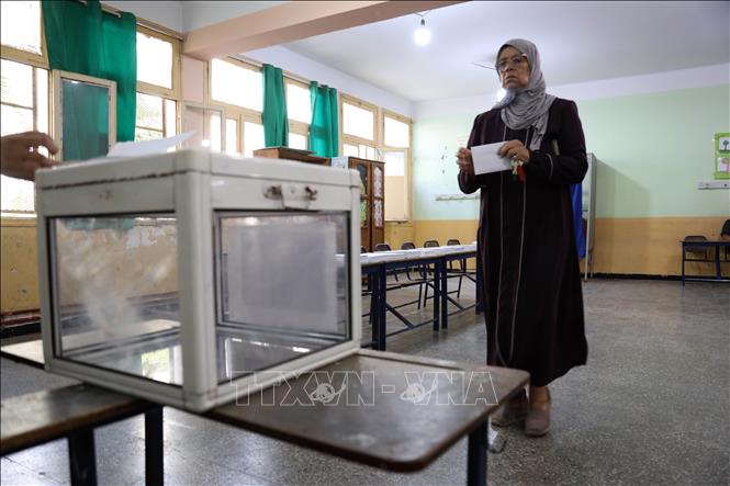 Cử tri Algeria bỏ phiếu trong cuộc bầu cử Quốc hội tại một điểm bầu cử ở thủ đô Algiers, ngày 2/7/2026. Ảnh: THX/TTXVN phát