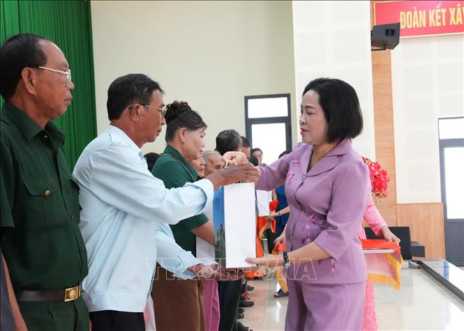 Tặng quà cho gia đình chính sách, người có công với cách mạng. Ảnh: Tuấn Anh – TTXVN