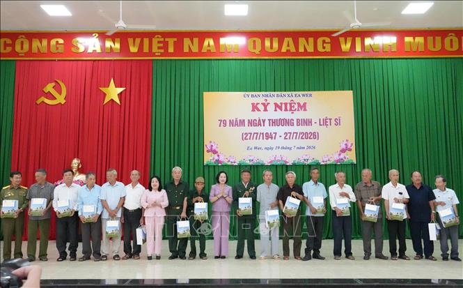 Phó Chủ tịch Quốc hội Nguyễn Thị Thanh tặng quà cho gia đình chính sách, người có công với cách mạng. Ảnh: Tuấn Anh – TTXVN