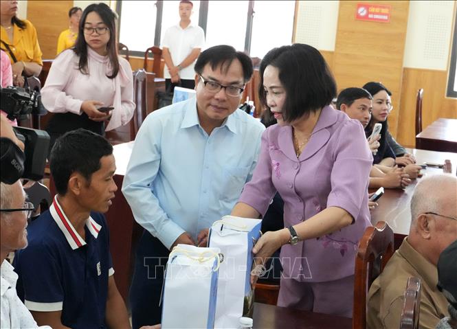 Phó Chủ tịch Quốc hội Nguyễn Thị Thanh tặng quà đại diện gia đình chính sách, người có công với cách mạng. Ảnh: Tuấn Anh – TTXVN