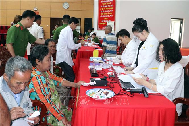 Lấy mẫu sinh phẩm ADN thân nhân liệt sĩ tại Trường Văn hóa Công an nhân dân III (phường Phú Lợi). Ảnh: Trung Kiên - TTXVN