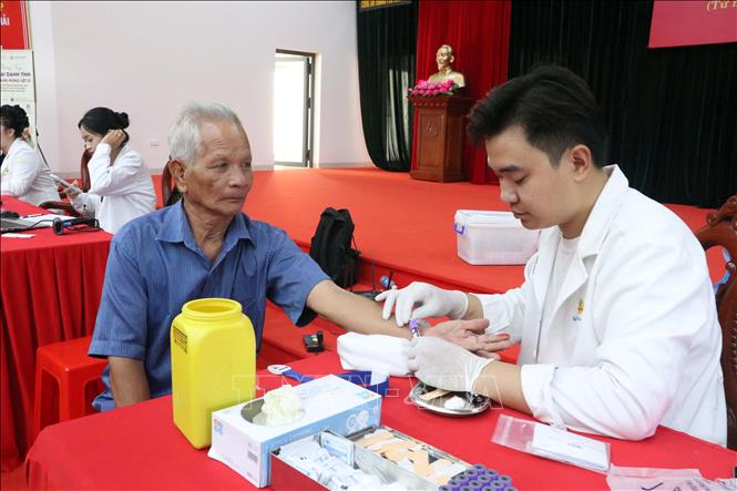 Lấy mẫu sinh phẩm ADN thân nhân liệt sĩ tại Trường Văn hóa Công an nhân dân III (phường Phú Lợi). Ảnh: Trung Kiên - TTXVN