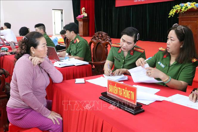 Lấy mẫu sinh phẩm ADN thân nhân liệt sĩ tại Trường Văn hóa Công an nhân dân III (phường Phú Lợi). Ảnh: Trung Kiên - TTXVN