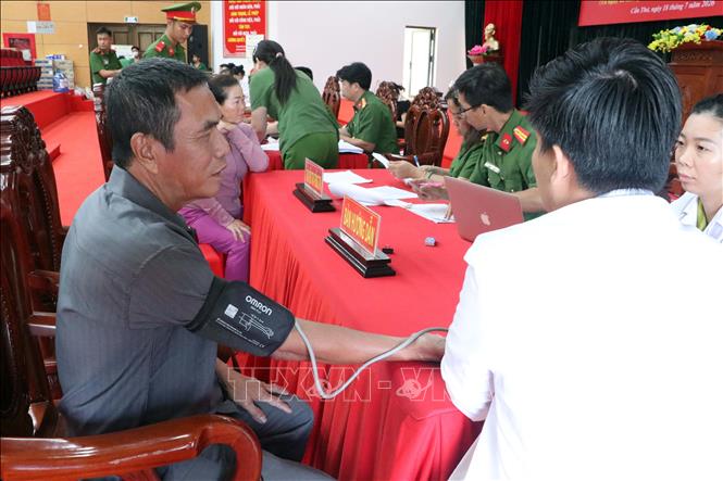 Lấy mẫu sinh phẩm ADN thân nhân liệt sĩ tại Trường Văn hóa Công an nhân dân III (phường Phú Lợi). Ảnh: Trung Kiên - TTXVN