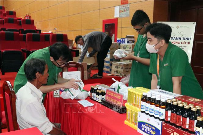 Lấy mẫu sinh phẩm ADN thân nhân liệt sĩ tại Trường Văn hóa Công an nhân dân III (phường Phú Lợi). Ảnh: Trung Kiên - TTXVN
