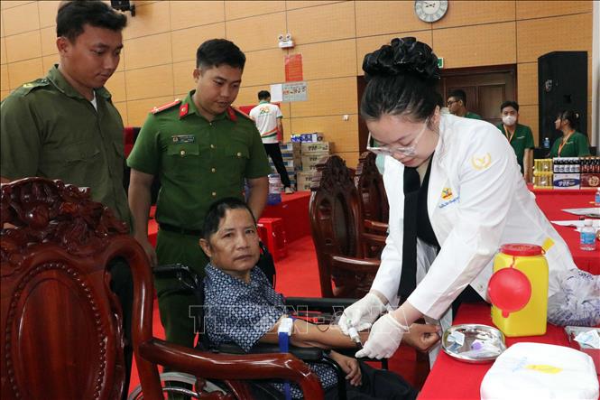 Lấy mẫu sinh phẩm ADN thân nhân liệt sĩ tại Trường Văn hóa Công an nhân dân III (phường Phú Lợi). Ảnh: Trung Kiên - TTXVN