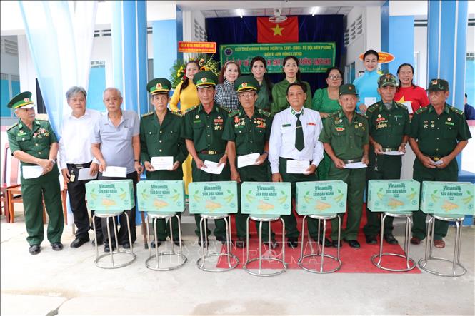 Ban Tổ chức trao quà tri ân các cựu chiến binh Trung đoàn 14. Ảnh: Thanh Hòa - TTXVN