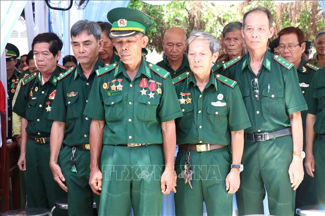 Các cựu chiến binh Trung đoàn 14 mặc niệm tưởng nhớ đồng đội hy sinh. Ảnh: Thanh Hòa - TTXVN