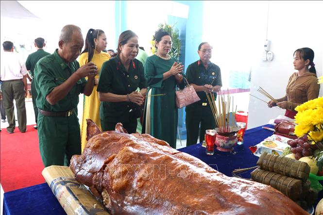Đại biểu dâng hương các anh hùng liệt sĩ tại lễ giỗ. Ảnh: Thanh Hòa - TTXVN