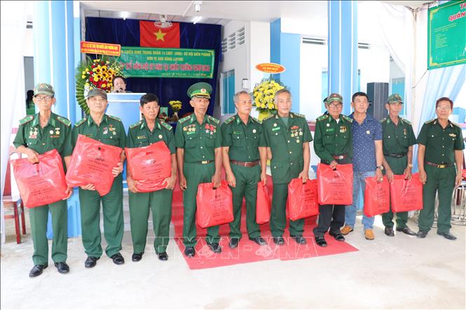 Ban Tổ chức trao quà tri ân các cựu chiến binh Trung đoàn 14. Ảnh: Thanh Hòa - TTXVN