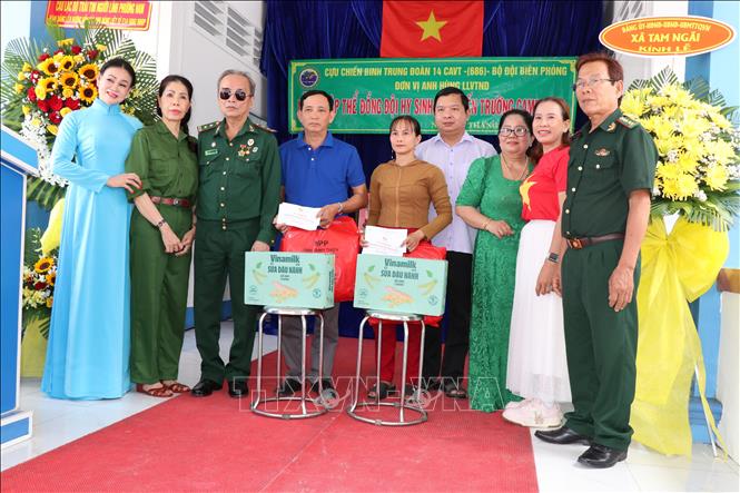 Ban Tổ chức trao quà tri ân các gia đình liệt sĩ, thương binh, bệnh binh. Ảnh: Thanh Hòa - TTXVN