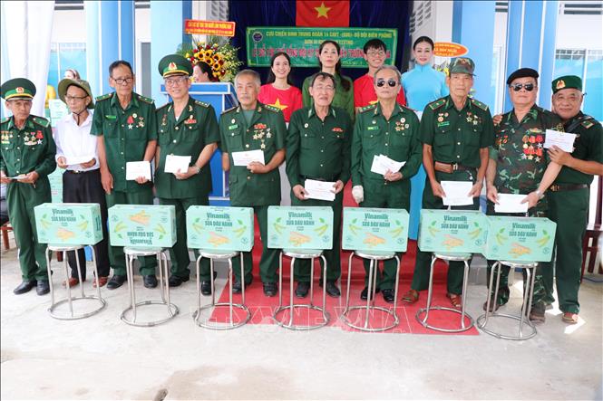 Ban Tổ chức trao quà tri ân các cựu chiến binh Trung đoàn 14. Ảnh: Thanh Hòa - TTXVN
