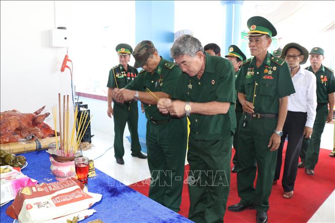Đại biểu dâng hương các anh hùng liệt sĩ tại lễ giỗ. Ảnh: Thanh Hòa - TTXVN