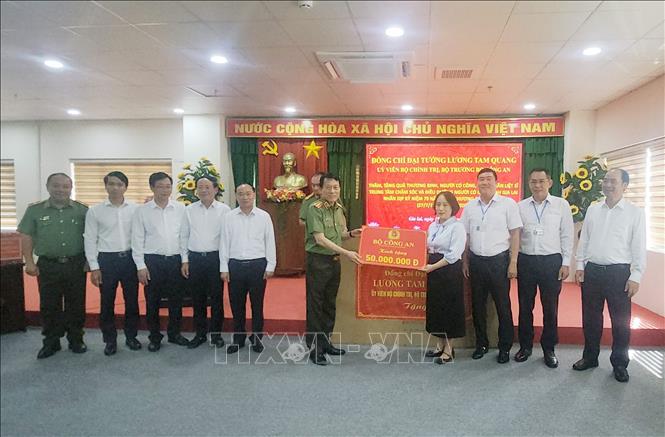 Đại tướng Lương Tam Quang tặng quà cho Trung tâm Chăm sóc và Điều dưỡng người có công tỉnh Gia Lai. Ảnh: Sỹ Thắng - TTXVN
